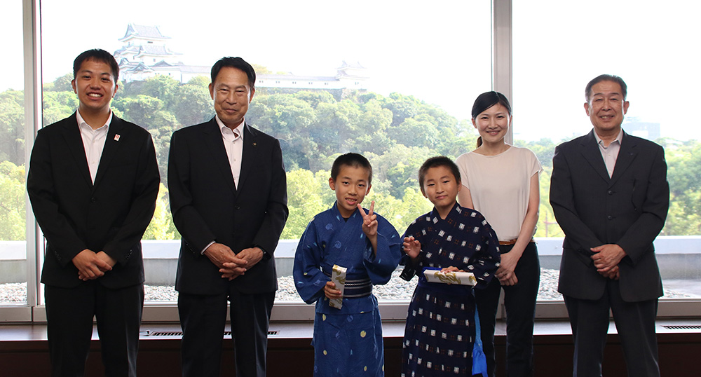 尾花市長（左から２人目）を訪問した松本滉正さん（同３人目）、あさひさん（同４人目）ら