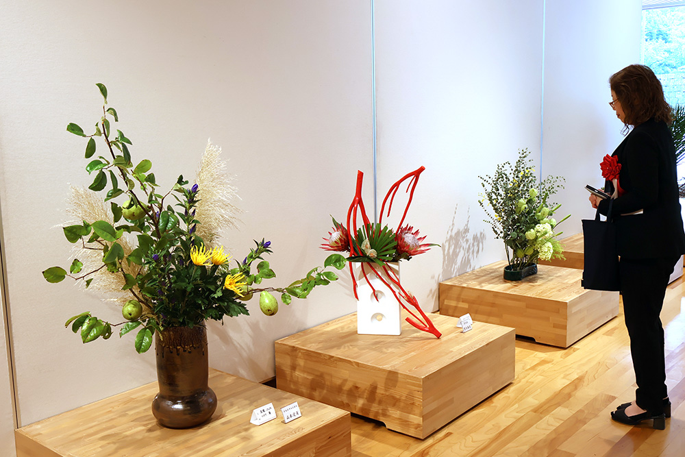 季節の花々が並ぶ会場