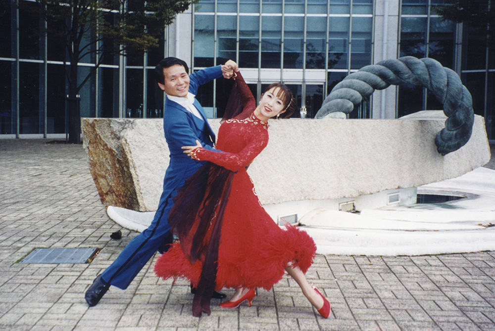 優雅に踊る塚原さん㊧（スタジオシャトー提供）