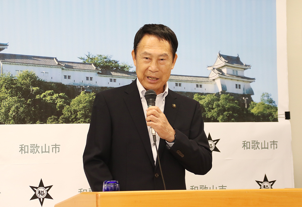 和歌山市の対応について説明する尾花市長