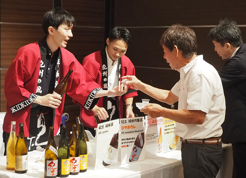 地酒を楽しむ参加者