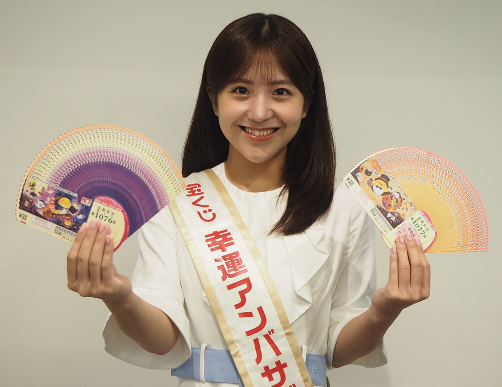 ハロウィンジャンボをＰＲする並川さん