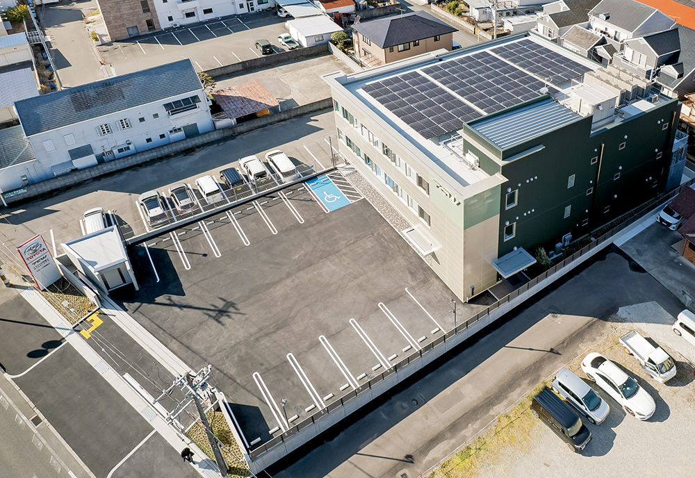 太陽光パネルを備え移転した本社