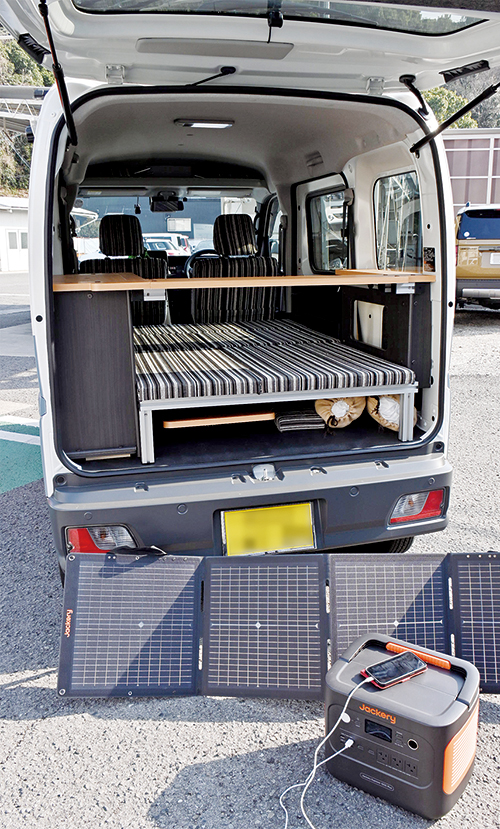 ポータブル充電器とソーラーパネルの積載で便利に