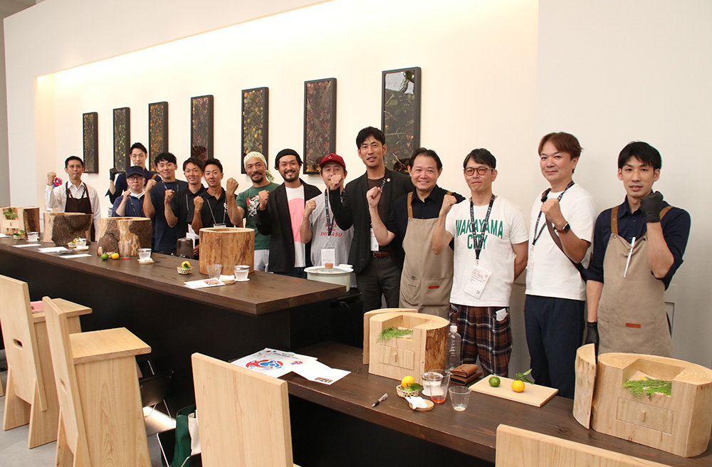 「ミライの給食」を作った松本さん（右から４人目）と生産者、スタッフの皆さん