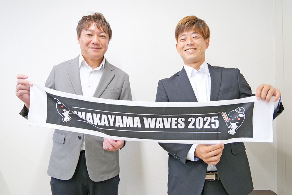 球団をＰＲする西河球団代表㊨と濱中ＧＭ