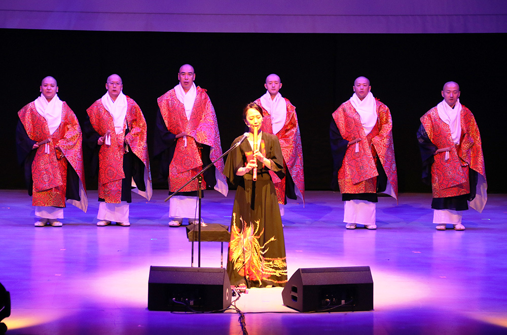 オープニング演奏を披露した辻本さん