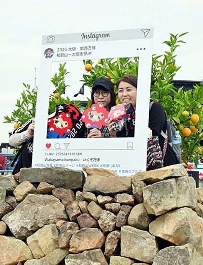 「有田・下津地域の石積み階段園みかんシステム」のフォトスポットで撮影するファン