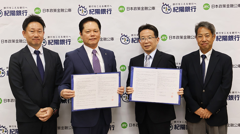溝渕常務と（左から２人目）と加藤支店長（同３人目）ら