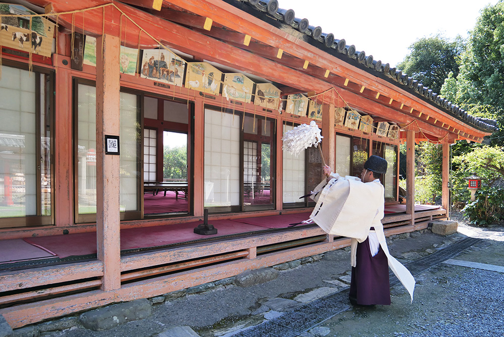 西回廊を祓い清める小板宮司