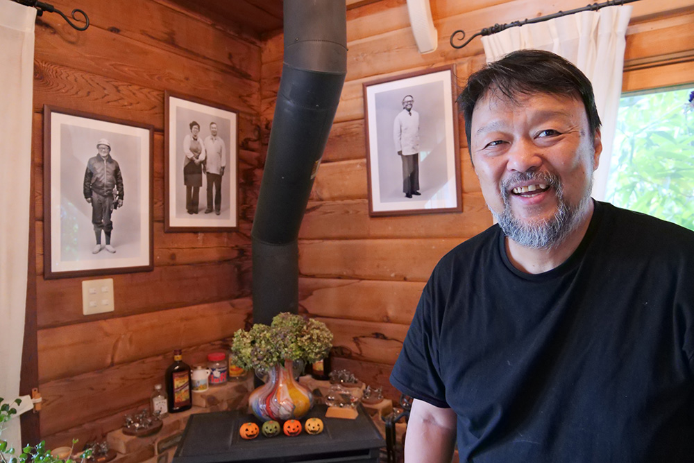 作品を前に笑顔の谷所さん