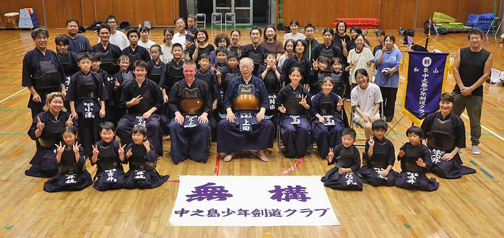 ブルーナ家と中之島少年剣道クラブで記念撮影