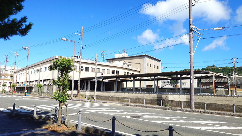 市中心部に残る「洲本駅跡」
