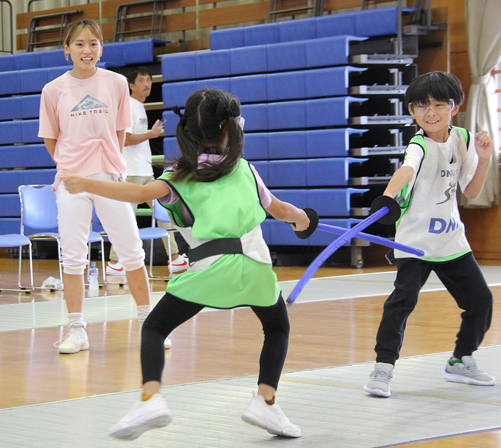 子どもたちを指導する東選手㊧