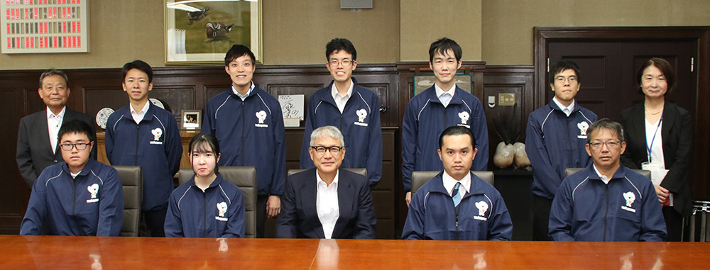 宮﨑知事を訪問した選手たち