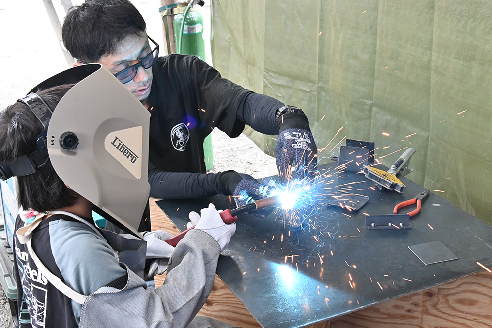 溶接体験でロボットを製作