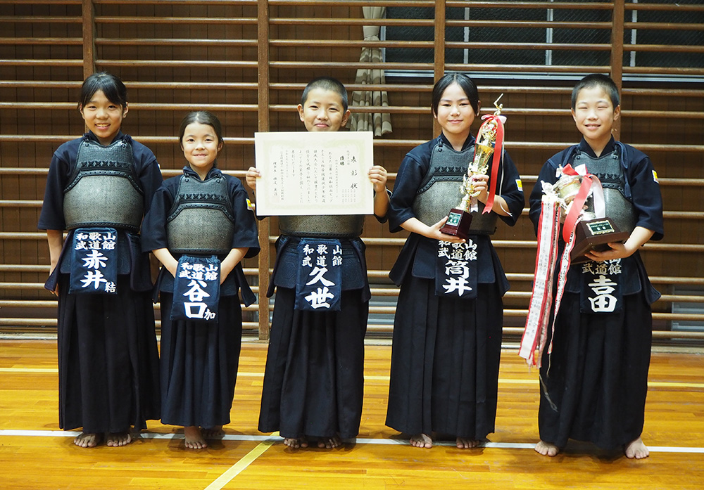 低学年の部で優勝した皆さん
