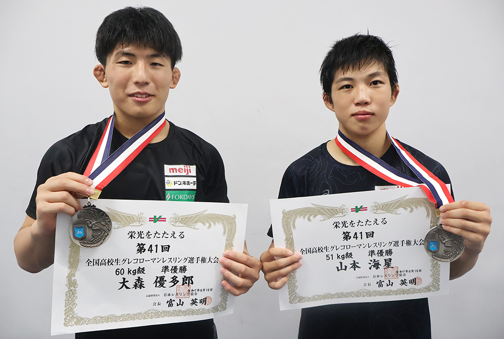 好成績を収めた和歌山北高校の大森選手㊧と山本選手