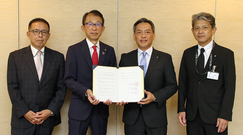 協定締結式に出席した（左から）稲田統括責任者、田中専務理事、石橋支店長、中場部長
