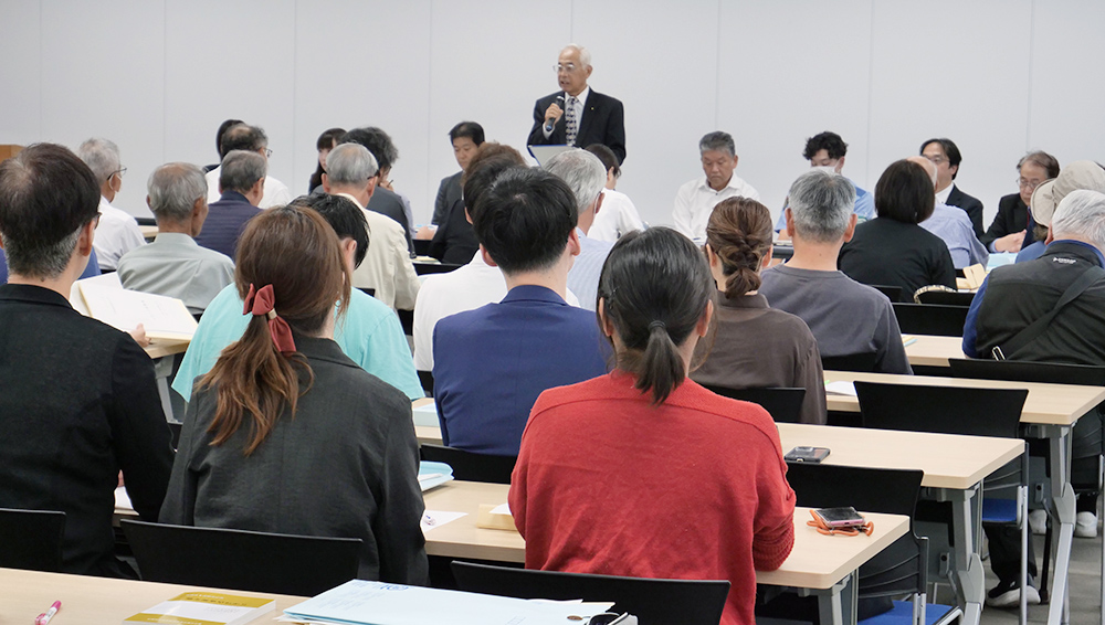 説明を聞く各陣営の出席者ら