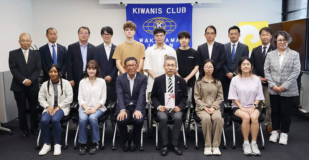 寄贈式の参加者ら