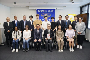 寄贈式の参加者らのアイキャッチ画像