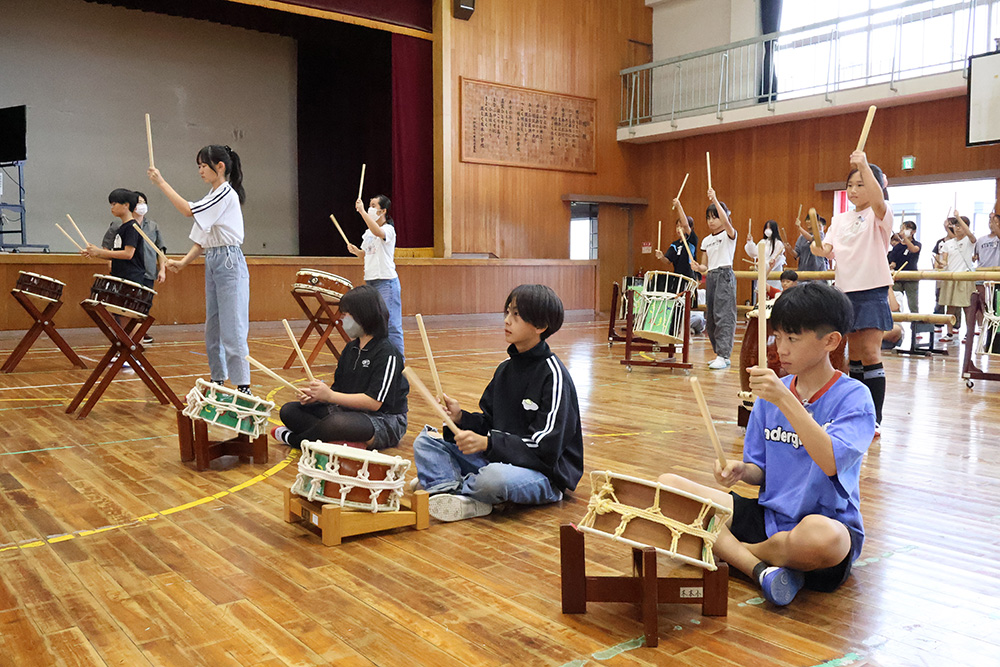「波」を練習する児童ら