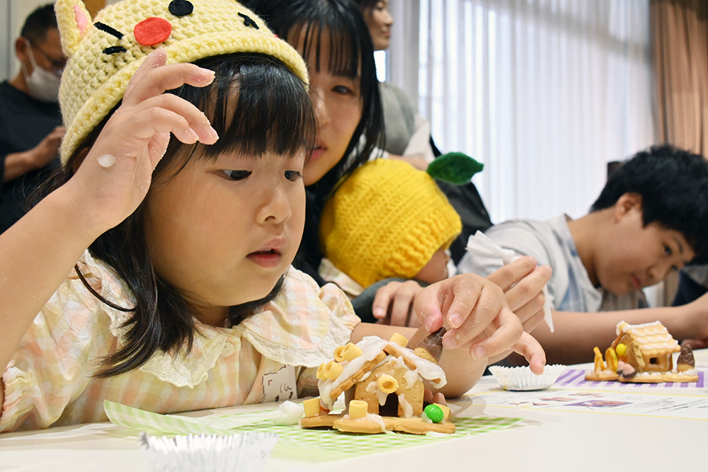 お菓子の家に飾り付けをする挑戦者