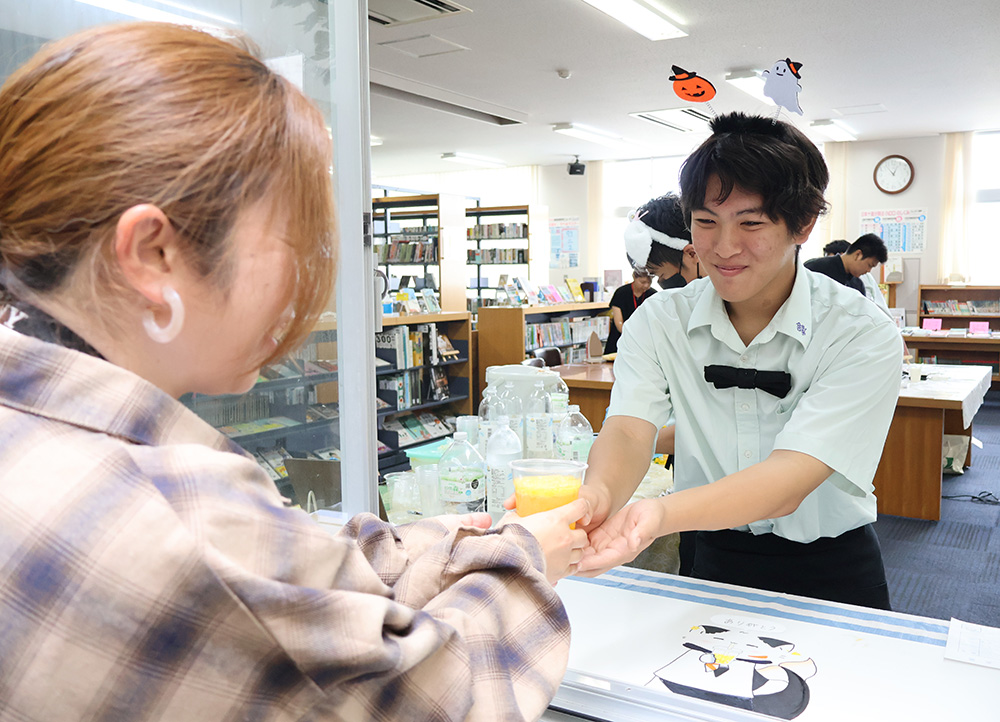 レモネードを販売する生徒㊨