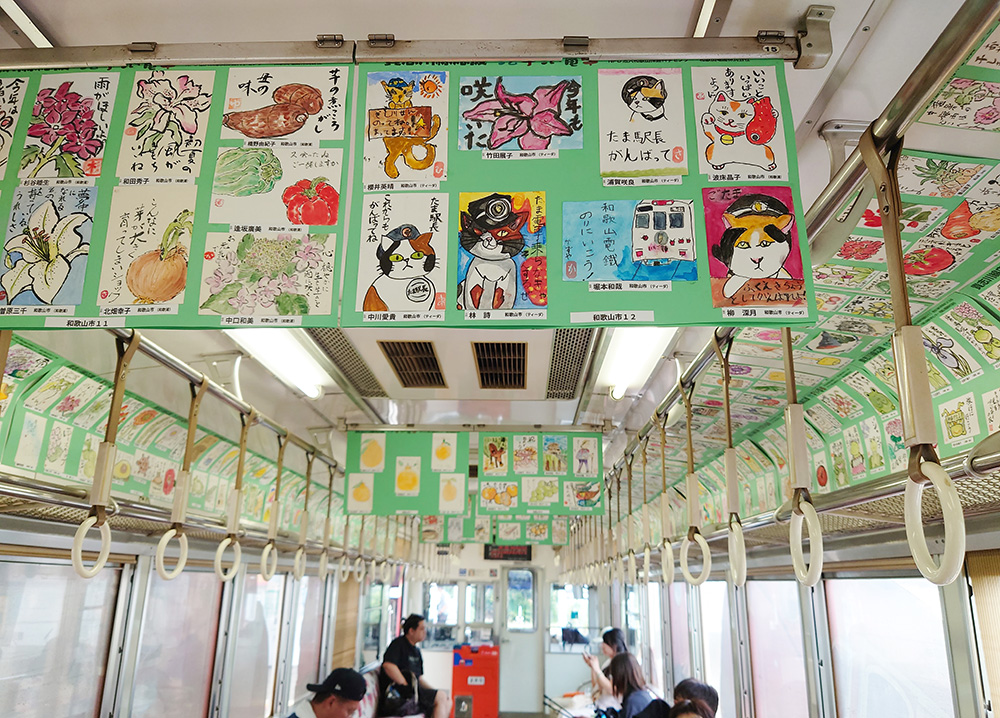 車内に掲示されている絵手紙(島本さん提供)