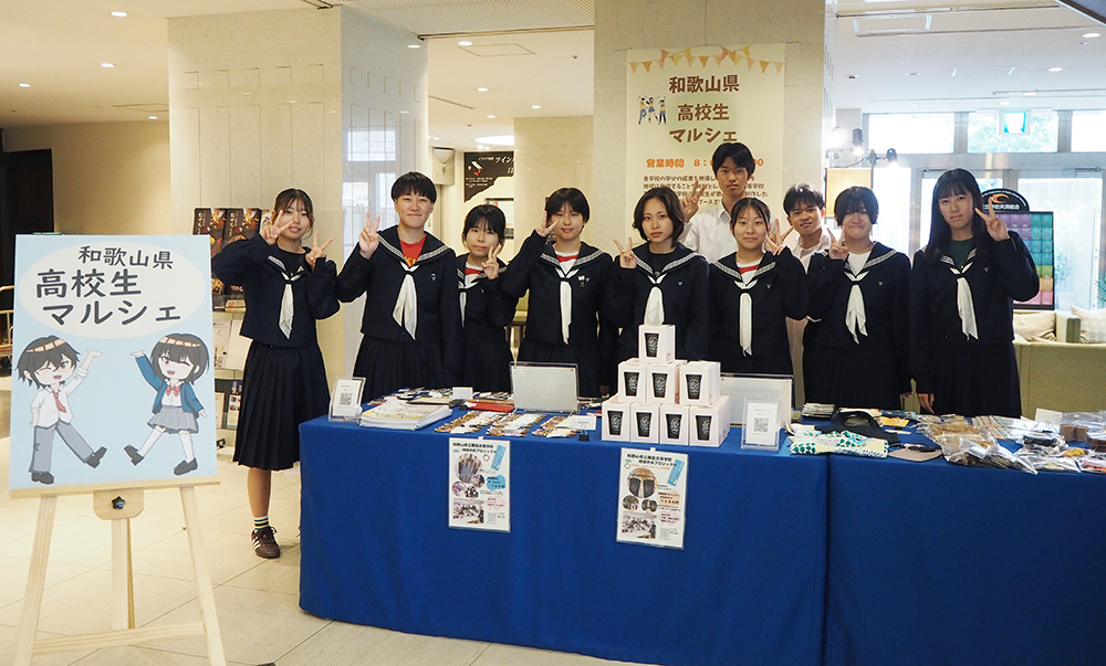 高校生マルシェを準備した県和商の皆さん