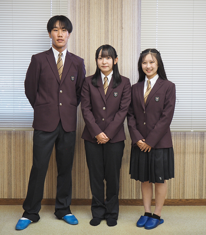 新しい制服を着た生徒会のメンバー