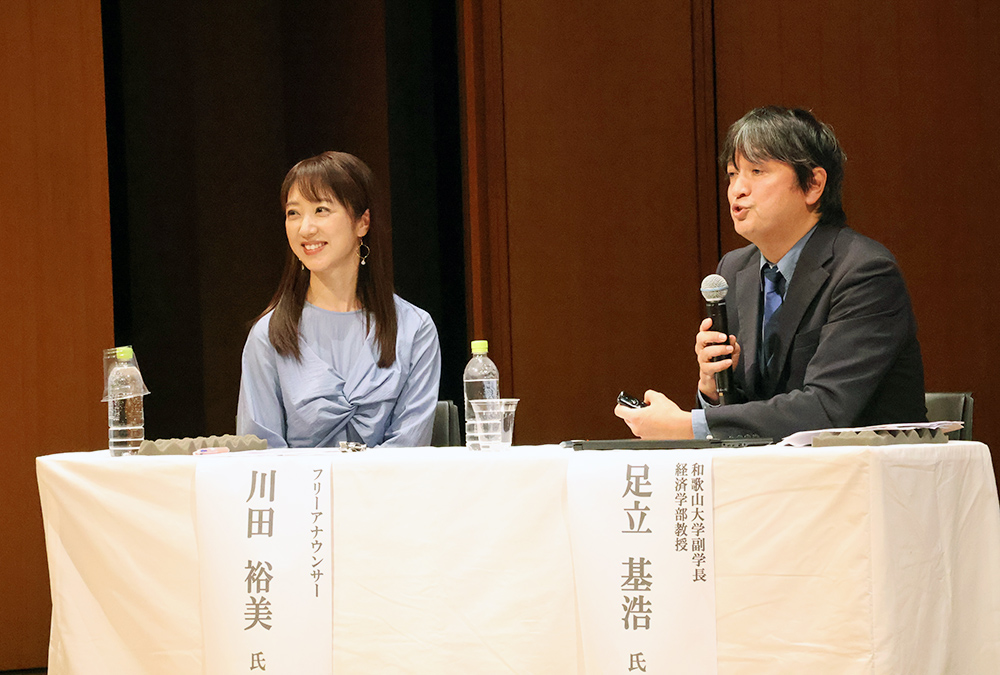川田さん㊧と足立副学長
