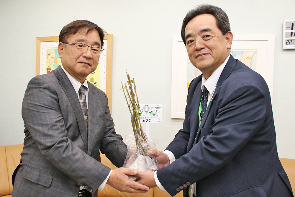 西川代表取締役㊧に苗木を手渡す岩田支社長