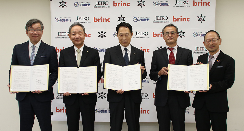 協定書を手に(左から)岡澤代表取締役、原口頭取、尾花市長、土屋所長、庄本部長