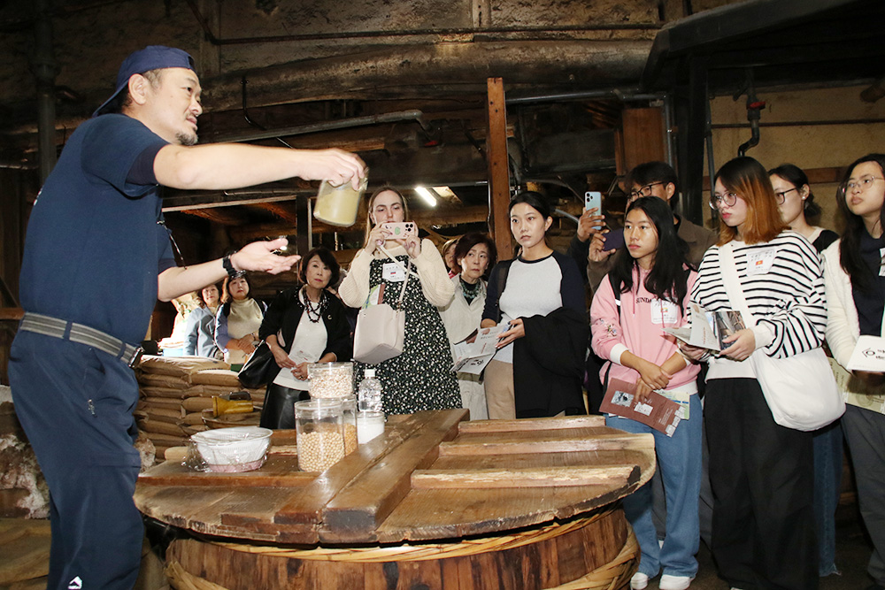 角長でしょうゆ造りの説明を聞く留学生ら