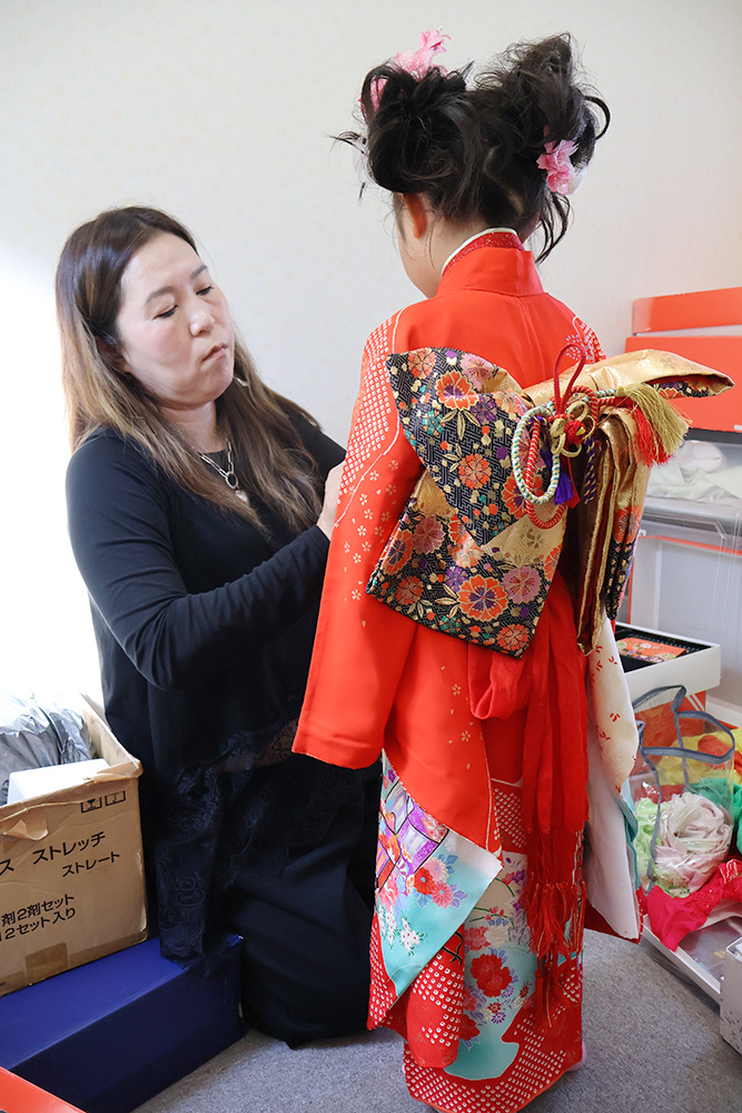 着付けをする井内さん㊧