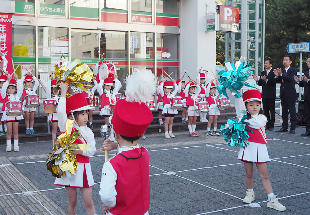 ポンポンを持って踊る園児ら