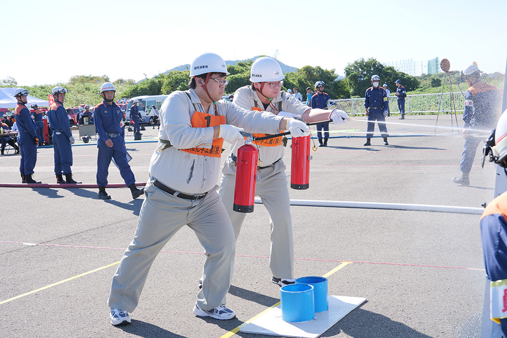 訓練の成果を発揮する参加者
