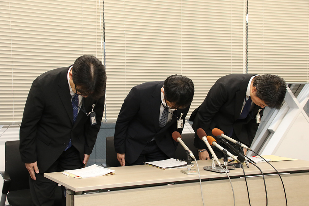 教職員の不祥事を陳謝する県教委幹部ら