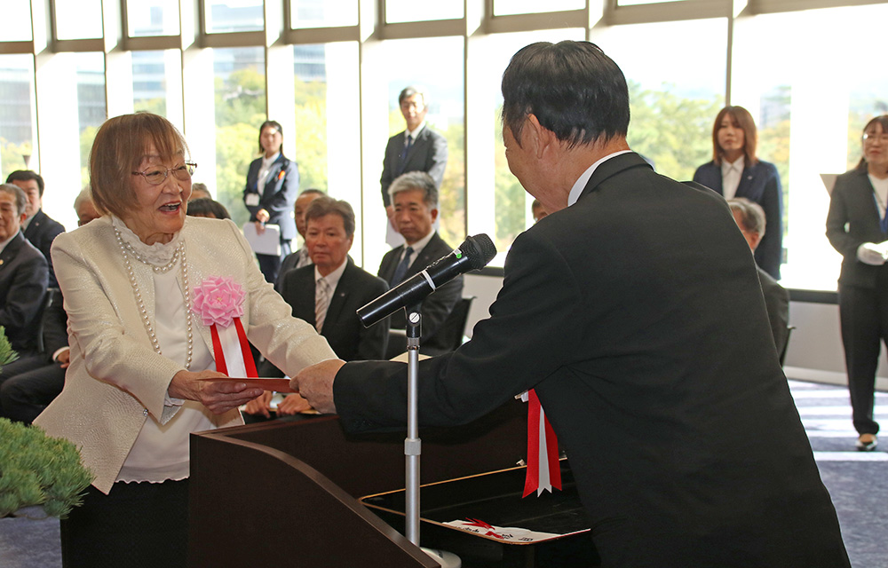 尾花市長㊨から表彰を受ける多田さん