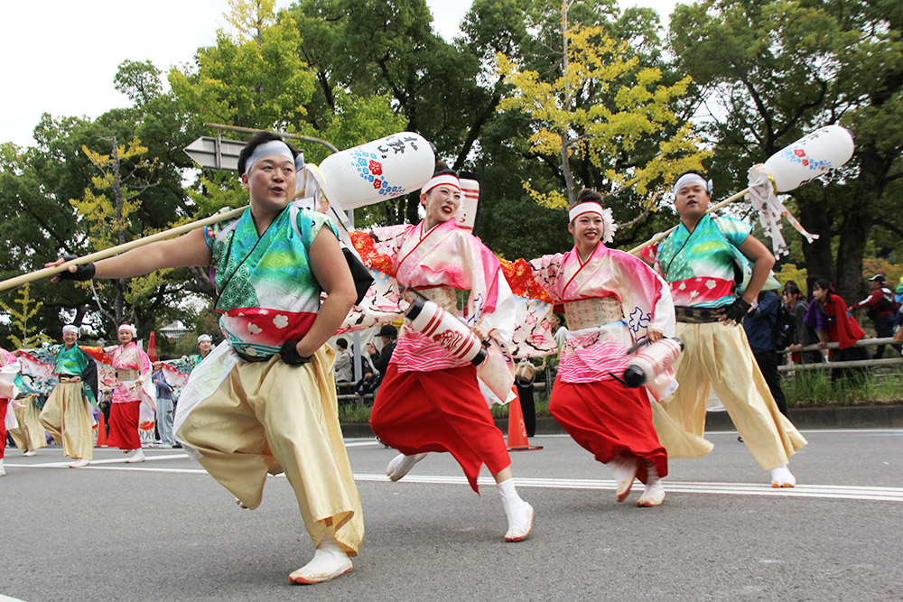 けやき大通りで演舞を披露する踊り子たち