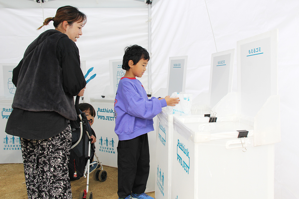 拾ったごみをブースに持ち帰り分別
