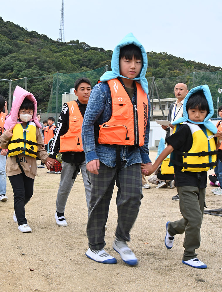 校舎４階に避難する児童