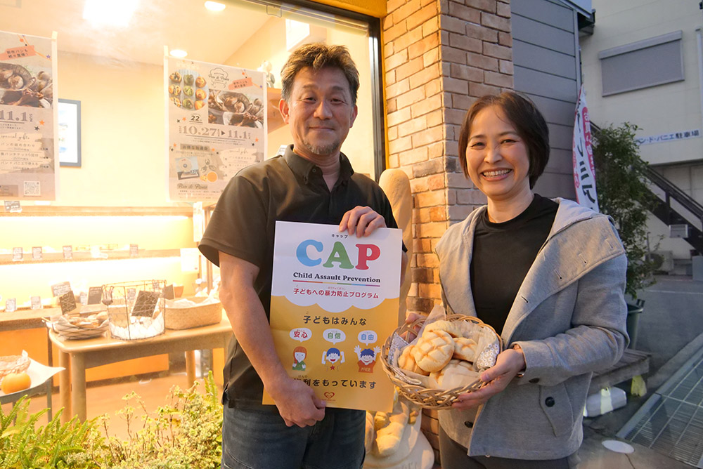 協力を呼びかける秦さん㊨と東代表