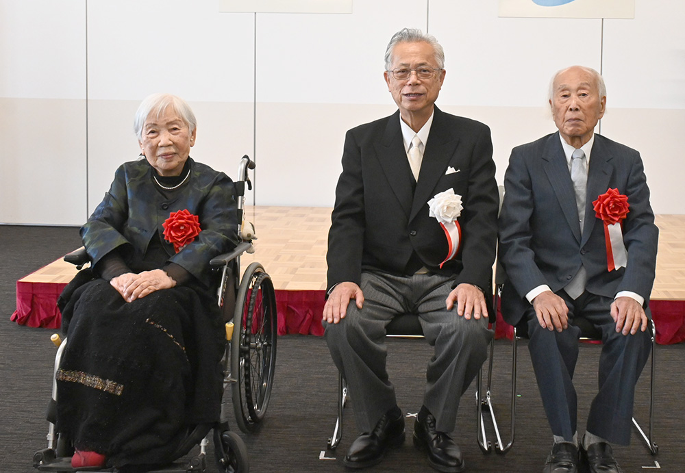 岸さん、神出市長、山田さん(左から)