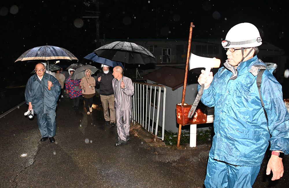 高台の地蔵を目指す住民ら