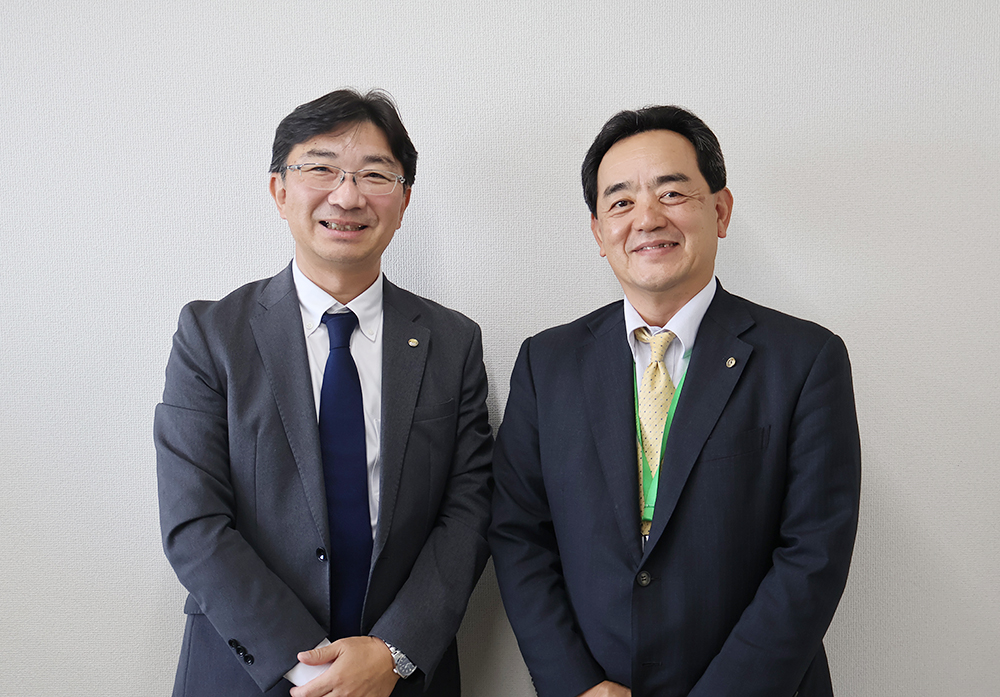 大樹生命保険㈱執行役員の青木克仁構造改革推進室室長㊧と和歌山支社の岩田誠一支社長