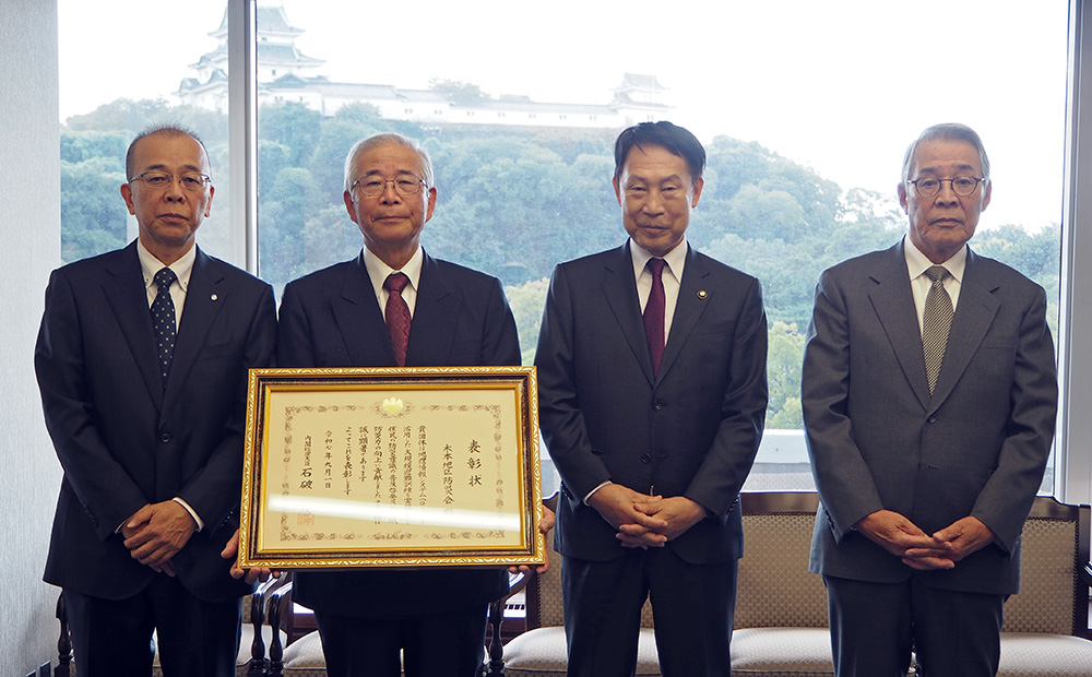 表彰状を手にする木本防災会の皆さんと尾花市長（写真左から柑本さん、東内会長、尾花市長、平田副会長）