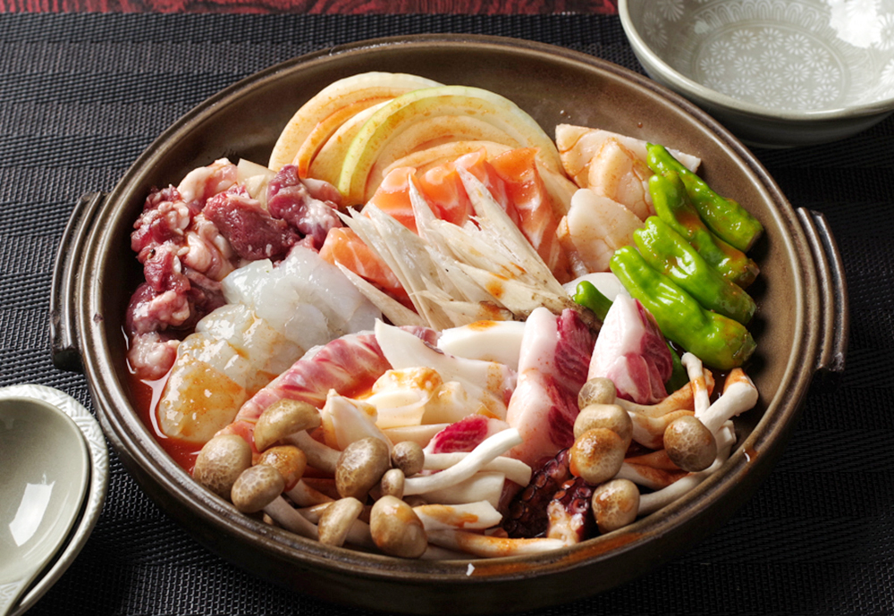 イノシシ肉と魚介が楽しめる「西郷鍋」（西郷寿し提供）